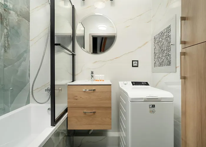 Stylish Two Bedroom With Parking Near Malta In By Renters ポズナン